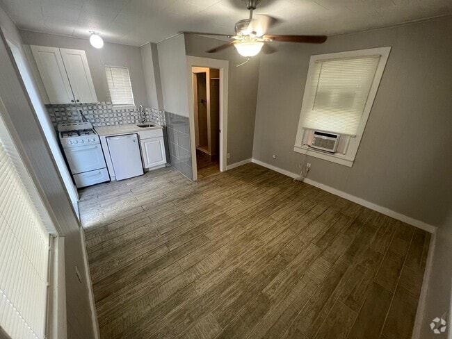 Building Photo - 2843 Forest Hill Blvd Rental