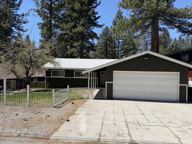 Building Photo - 3204 Apple St