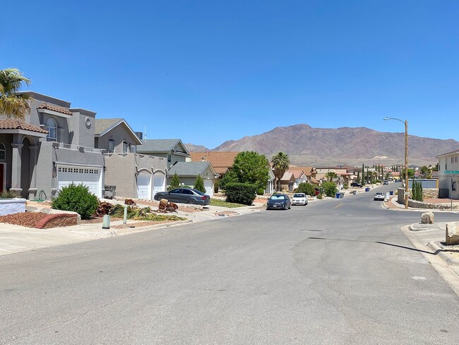 Photo - West El Paso LARGE 4bed/3.5bath 3 Car Garage Home-VIEWS!