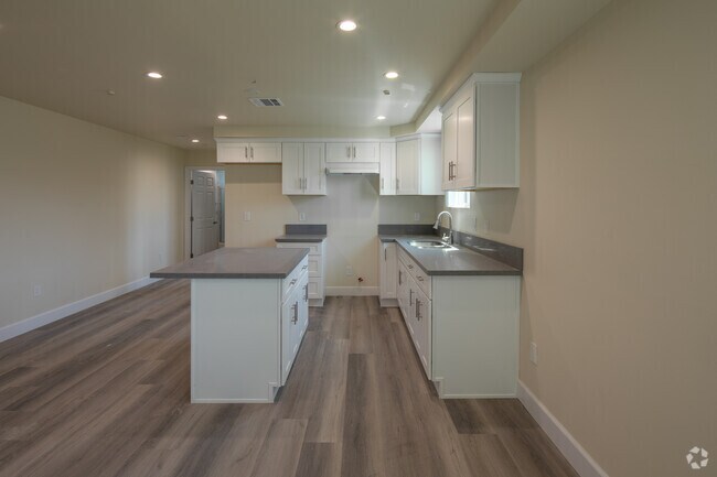 5HAB, 5BA - 1.943SF - 1820 Orchard Ave