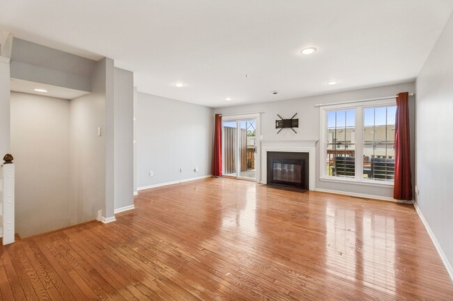 Building Photo - Spacious 3 Bedroom, 2.5 Bath Townhouse in ...