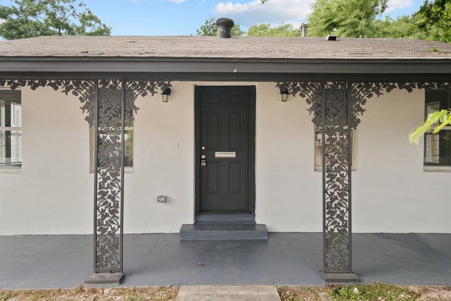Photo - Beautiful newly remodeled 3 bd | 2 ba Available NOW! Located 10 min from Alamo Quarry!