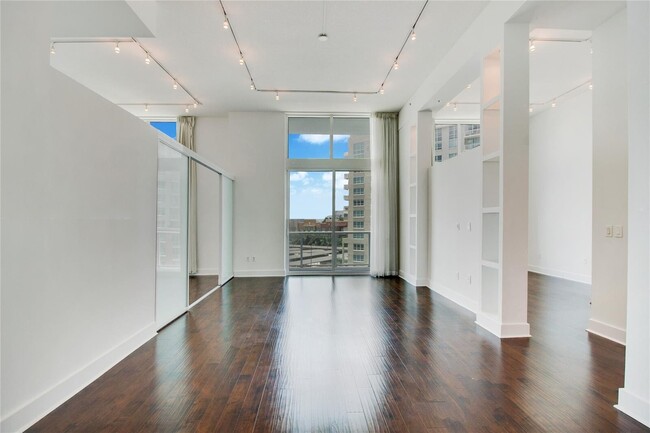 Building Photo - 1900 N bayshore Dr Unit 912