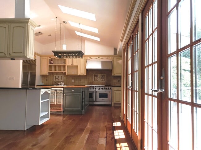 Building Photo - 275 Evergreen Ave Unit main floor