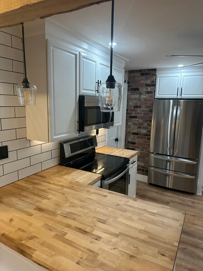 Building Photo - 410 Elm St Unit Eduardo