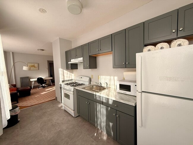 Building Photo - 70 Russell St Unit 6