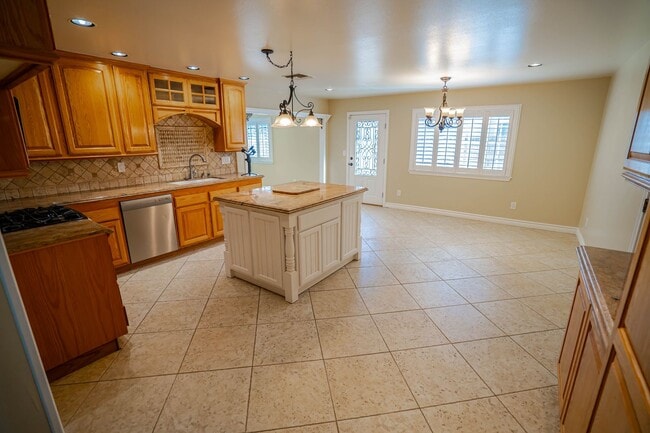 Photo - Valencia 4 Bedroom Home for Rent.