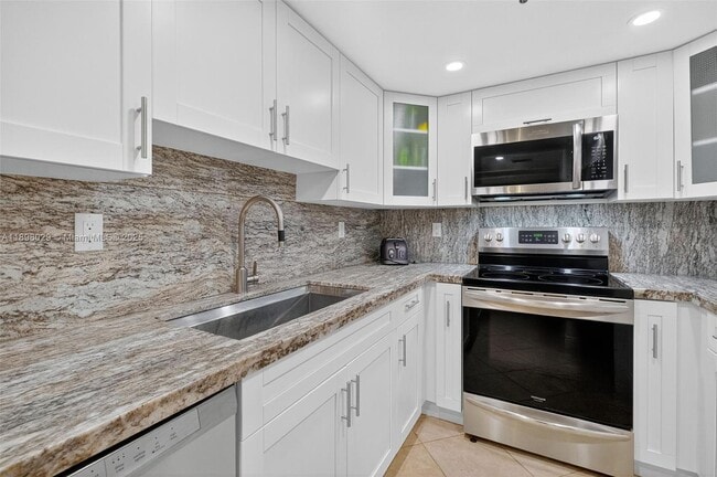 Photo - 2401 Collins Ave Unidad 1005
