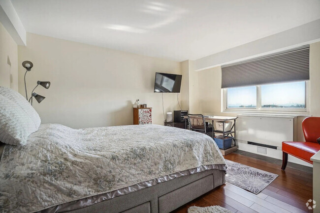 Building Photo - Live in Luxury with Breathtaking NYC Views.!! Unit 15D Rental