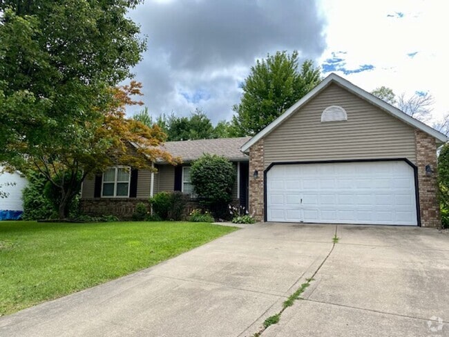Building Photo - Three Bedroom Home w/ 2.5 Baths and 2 Car ...