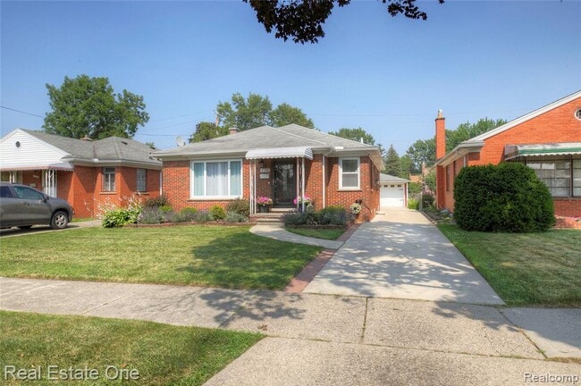 Photo - 8126 Dale St