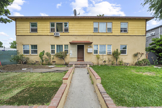 Photo - 6940 Woodley Ave Apartments Unit 2