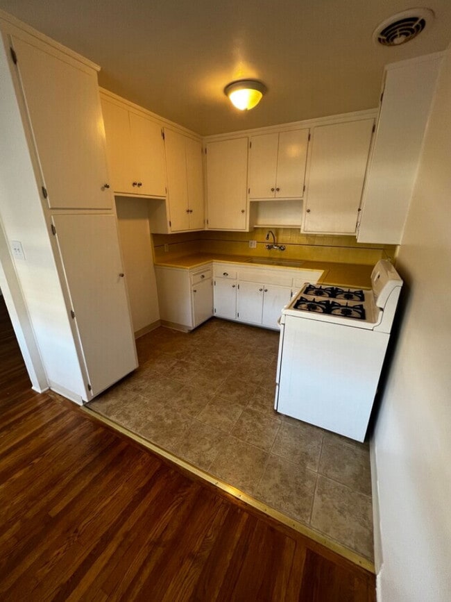 3024-3034 Luna Drive