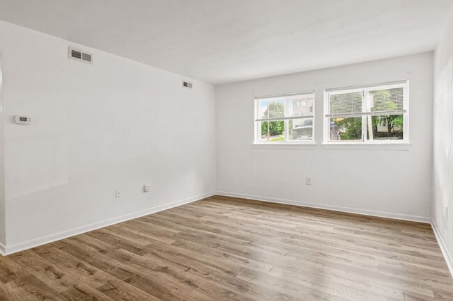 Photo - 2 bed/1 Bath Undergrads OK. Bus line.