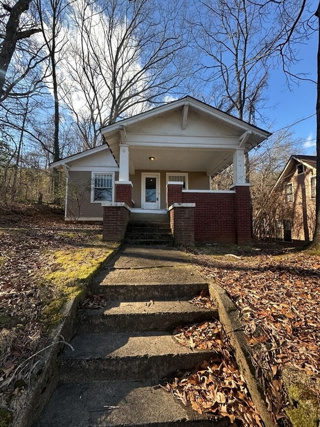 Building Photo - St. Elmo 3 bed 2 bath Home! Pet Friendly!