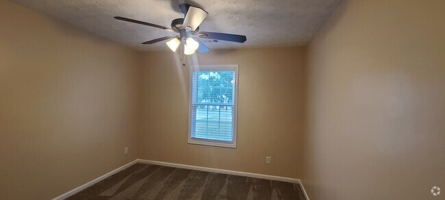 Building Photo - Available now 3 bed/2bath ranch Fenced in ... Rental