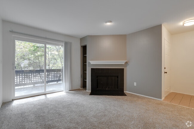2BR, 1.5BA - 994SF - Living Room