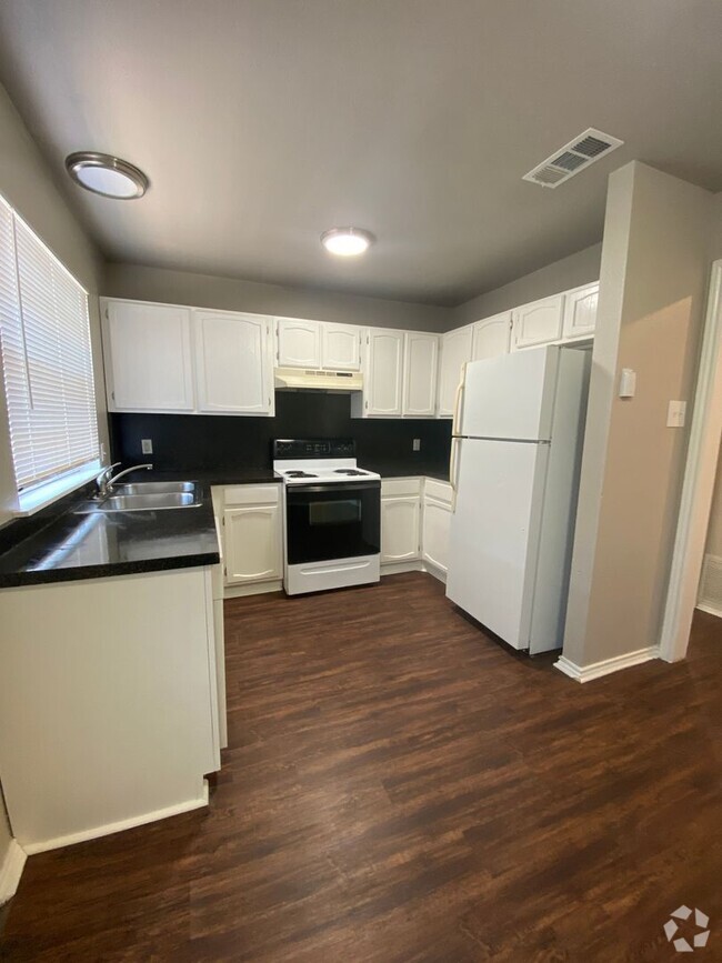 Building Photo - 2 Bedroom 1.5 Bathroom Townhouse Unit 1608 A SUN VALLEY DR