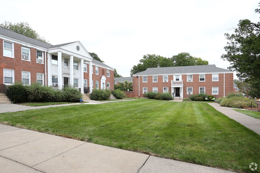 Loomis Drive Apartments For Rent in West Hartford, CT