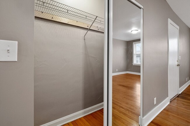 Photo - Straight-Back Studio (not a shoebox) Unidad 3915 2S