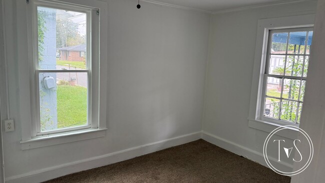 Building Photo - 627 W 48th St