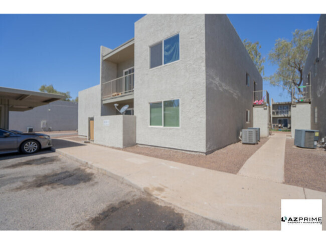 Building Photo - Gorgeous Remodeled 3/3 Phoenix Condo!