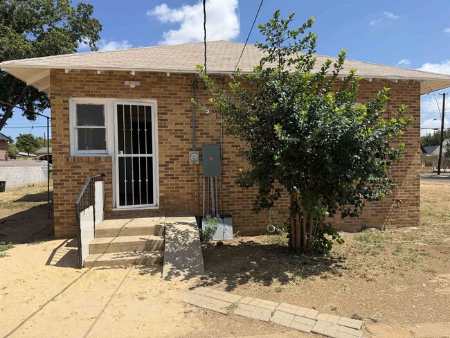 Photo - 1319 Mier St