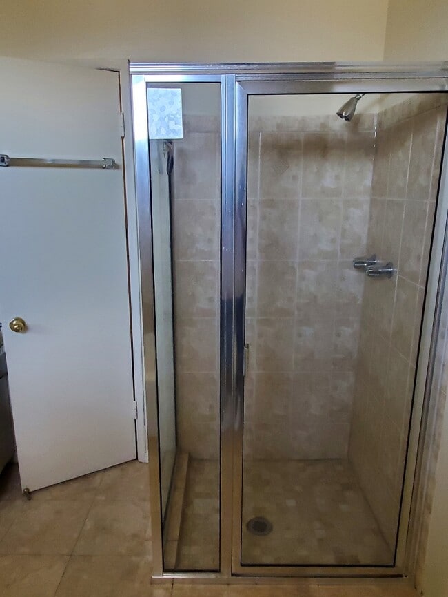 Separate shower - 7000 S La Cienega Blvd Unidad 28 Rental