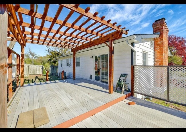 Building Photo - 3 bed 1 bath With garage Rental