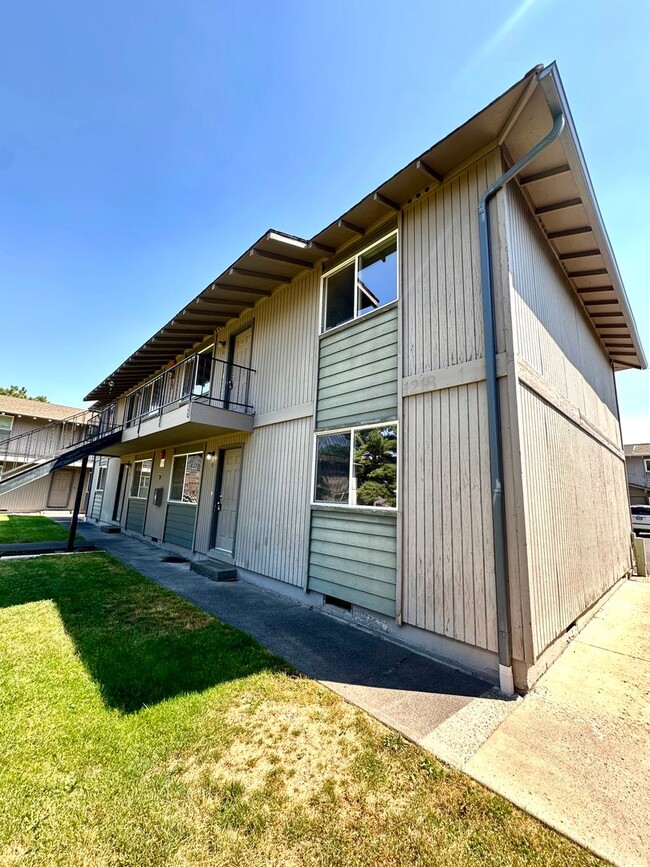 Building Photo - 1618 SW Lava Ave Unit L1618-9