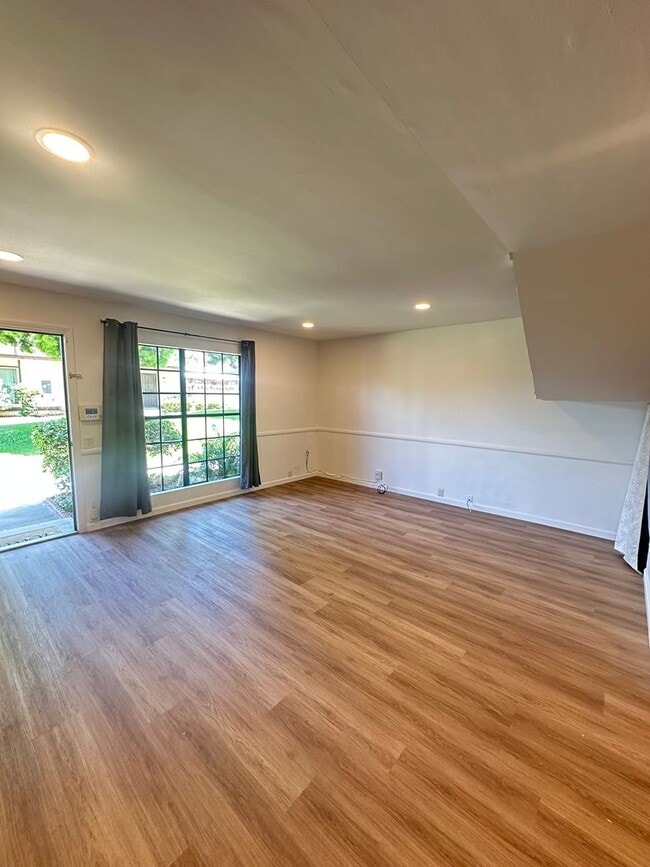 Photo - 230 Regency Ct Unidad A