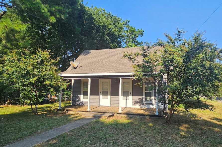 Photo - 200 Trollinger St House