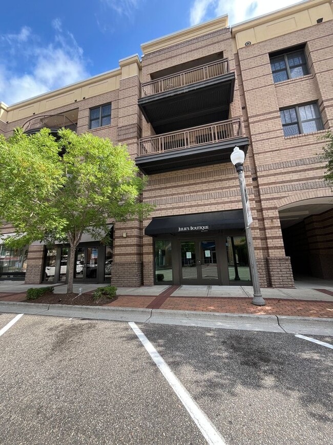 Photo - Modern condo in the center of shopping , restaurants and entertainment venues. Unidad M6831-323