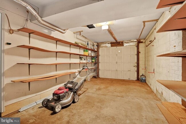 Photo - 9718 Counsellor Dr