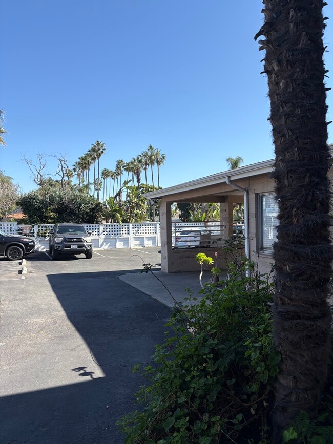 Building Photo - Apartments on Cass St.