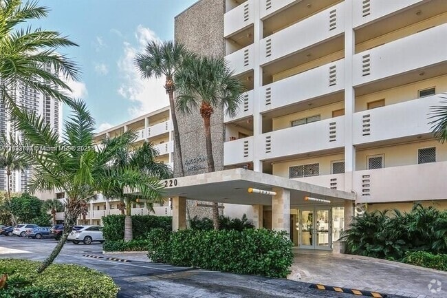 Building Photo - 220 Kings Point Dr Rental