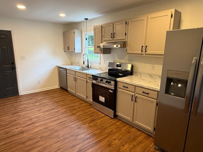 Photo - 411 Doak St