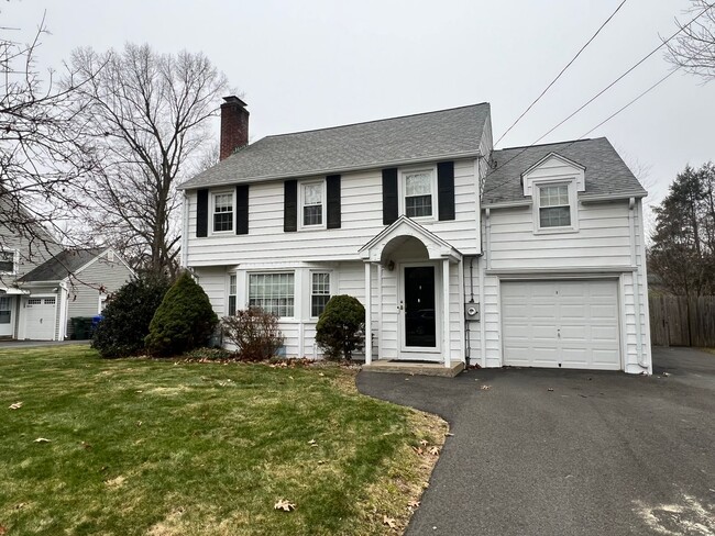 Building Photo - Beautiful, Single Family Colonial for Rent in Springfield!