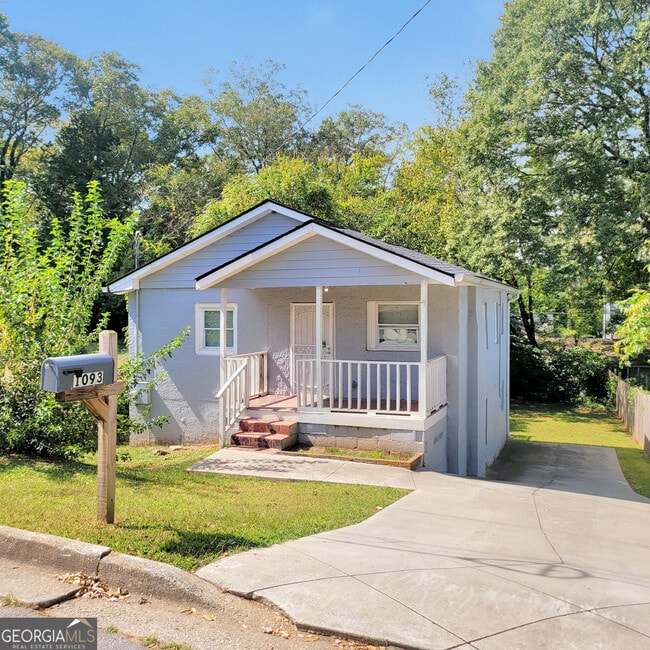 Photo - 1093 Windsor St SW