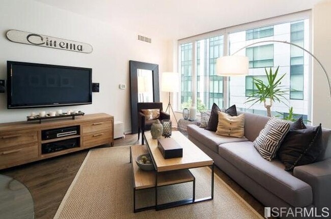 Photo - 338 Spear St Unidad Infinity 2026 Lease