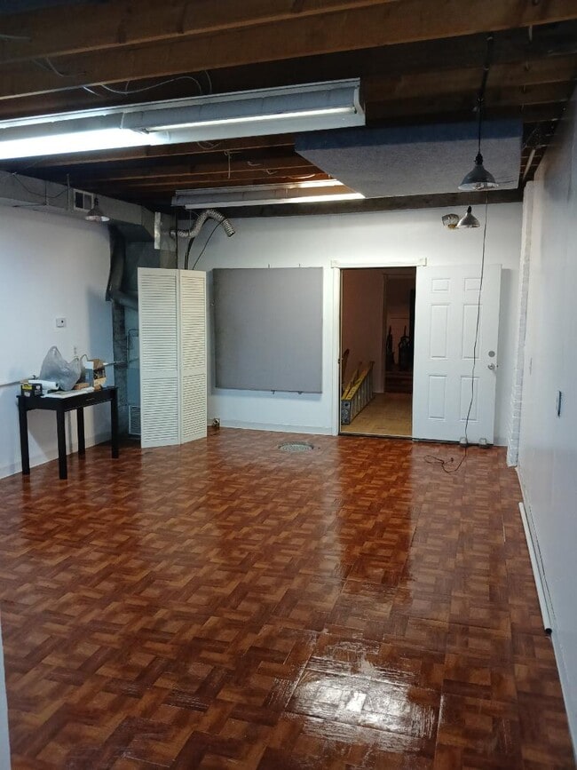 Beautiful Parkay Floor Large room 1st floor - 2210 Murray Hill Rd Apartments