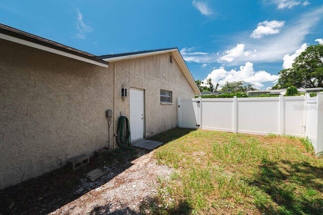 7504 N Sanibel Cir