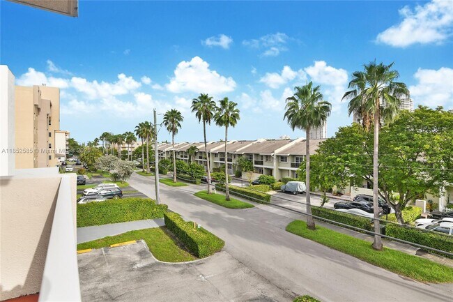 Photo - 3716 NE 168th St Unidad 301