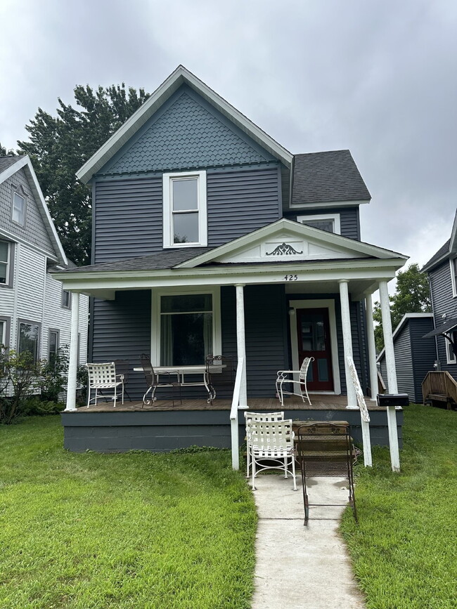Building Photo - 4 Bedroom, 2 Bathroom Home In Randall Park Neighborhood