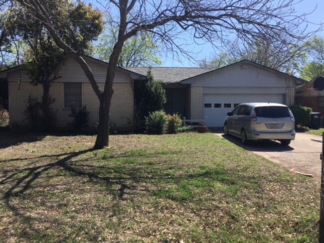 Building Photo - 3 Bedroom/2bath/2 Car Garage