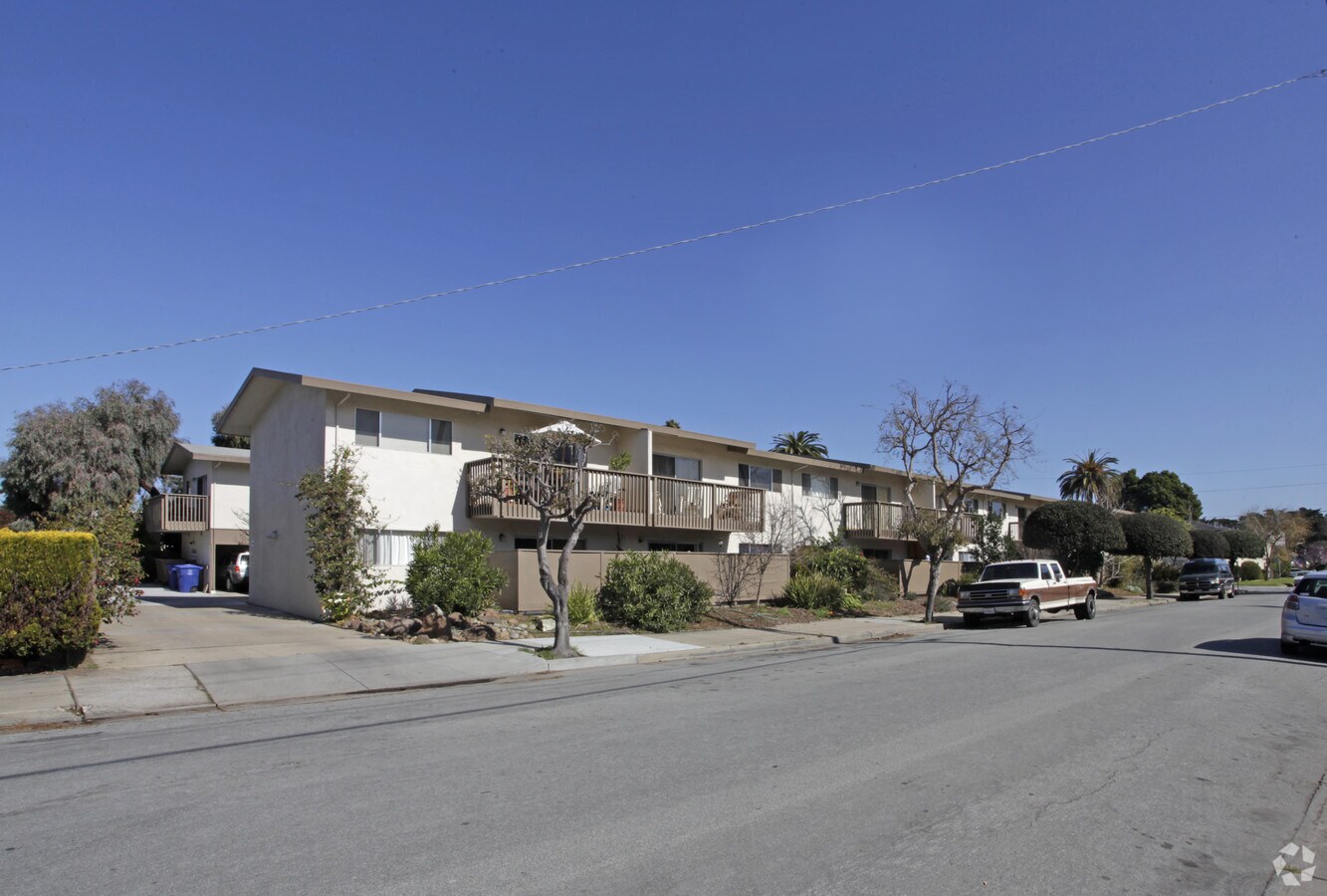 Photo - Royal Oaks Apartments