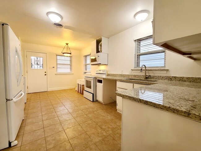 Photo - 3 Bedroom, 2 Bath home in Casa View!