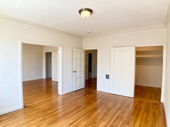 Photo - 1BR/1BA. Bay Windows, Laundry On-Site. GAR... Unit #205