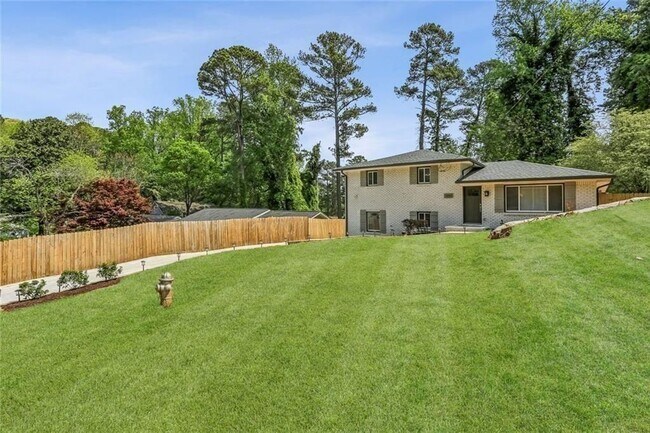 1888 La Mesa Ln
