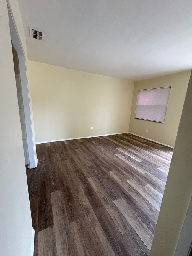 Photo - 1733-1735 Grove St S